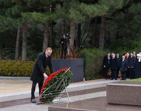 Prezident İlham Əliyev ümummilli lider Heydər Əliyevin məzarını ziyarət edib - FOTO