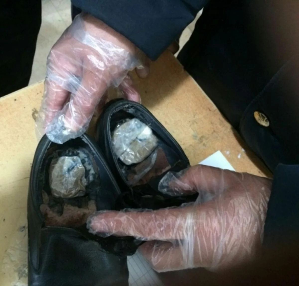 ​Gömrükçülər vətəndaşın ayaqqabısının dabanlarında heroin aşkar edib