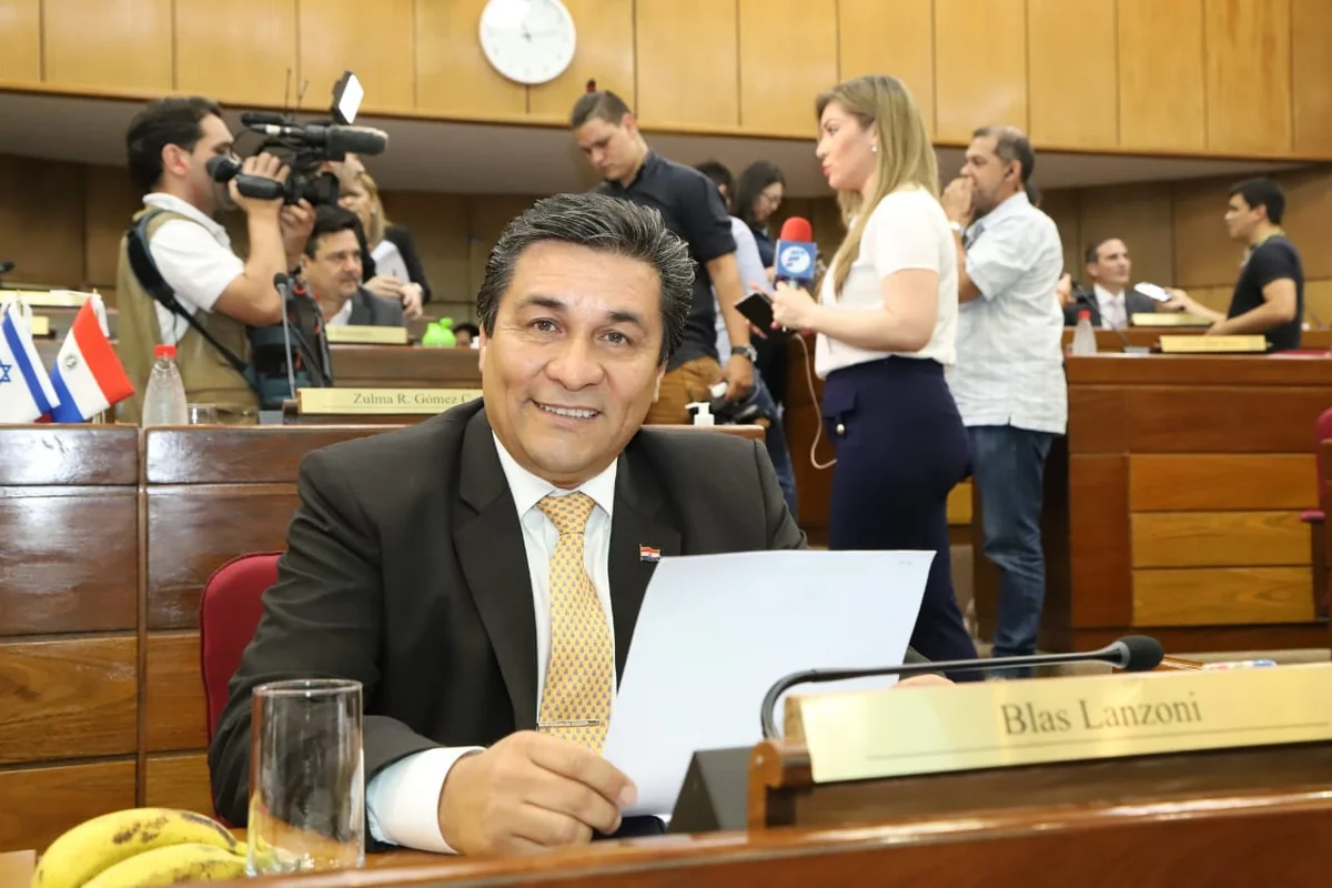Paraqvaylı senator Azərbaycanı qələbə münasibətilə təbrik edib