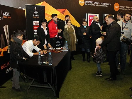Azərbaycan millisinin futbolçularının imza günü keçirilib