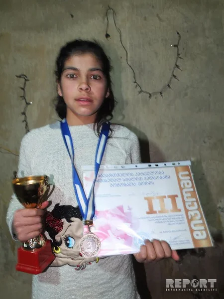 Gürcüstanda yaşayan azərbaycanlı ailənin çətin günləri: darısqal kirayə mənzil, məktəbə getməyən uşaqlar - REPORTAJ