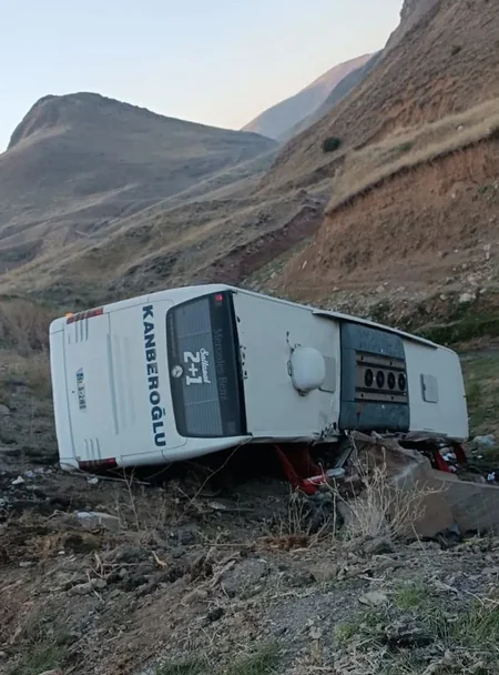 Türkiyədə sərnişin avtobusu dərəyə aşıb, ölən və yaralananlar var