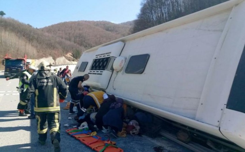 Türkiyədə avtobus qəzaya uğrayıb, 5 nəfər ölüb, 35 nəfər yaralanıb