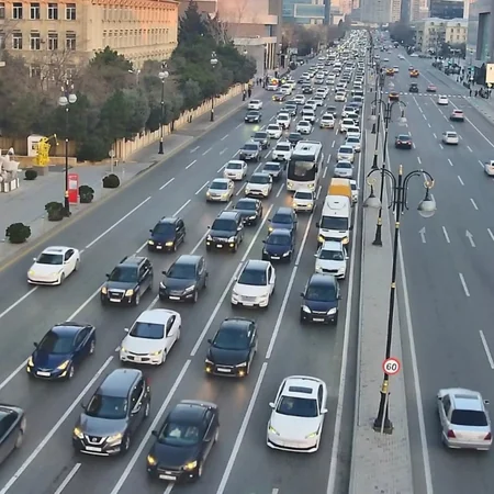 Bakının bir sıra yollarında nəqliyyatın sıxlığı yaranıb