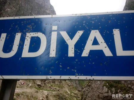 Quba-Xınalıq yolunda yol nişanları güllələnib - FOTO