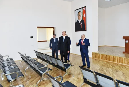 Prezident İlham Əliyev Bakıda 212 saylı məktəbdə yaradılan şəraitlə tanış olub