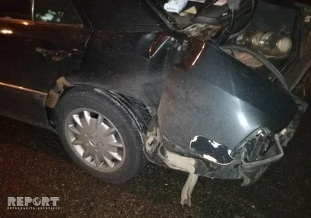 Hava limanı yolunda iki maşın toqquşub - VİDEO