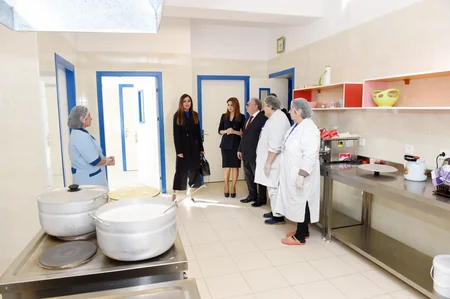 Mehriban Əliyeva Binə qəsəbəsində yeni tikilən körpələr evi-uşaq bağçasında yaradılan şəraitlə tanış olub