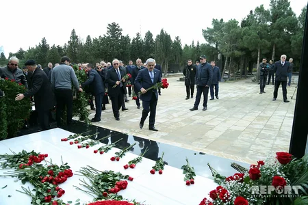 SOCAR rəhbərliyi Natiq Əliyevin məzarını ziyarət edib