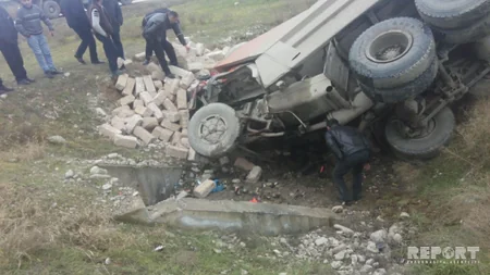 Şabranda daşla dolu KamAz dərəyə aşıb - FOTO