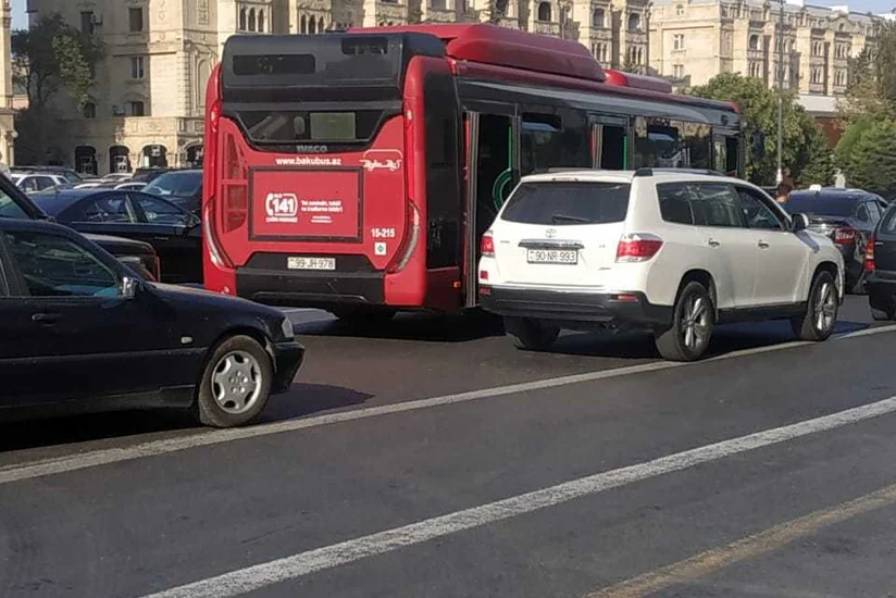 Автобус BakuBus столкнулся с такси