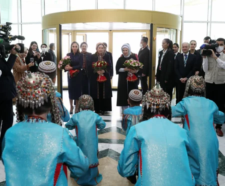 Mehriban Əliyeva Türkmənbaşı şəhərində təsviri və dekorativ sənət əsərlərindən ibarət sərgilərlə tanış olub