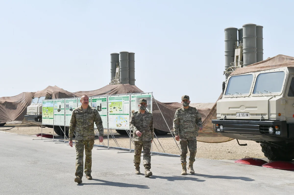 İlham Əliyev S-300 PMU-2 “Favorit” Zenit Raket Komplekslərinin start mövqeyinə baş çəkib