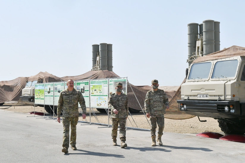 İlham Əliyev S-300 PMU-2 “Favorit” Zenit Raket Komplekslərinin start mövqeyinə baş çəkib