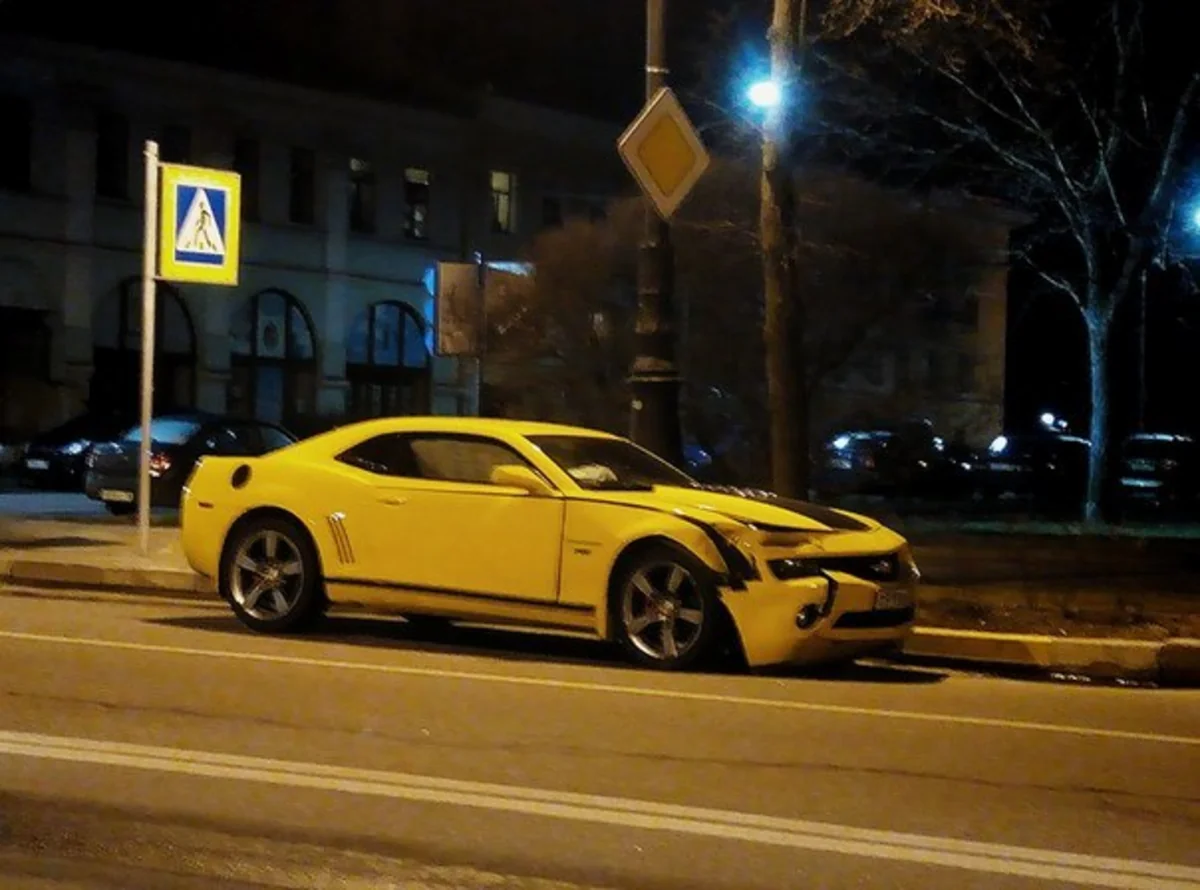 Bakıda Chevrolet Camaro beton maneyə çırpılıb
