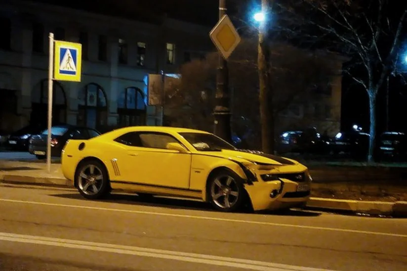 В Баку Chevrolet Camaro врезался в бетонное препятствие