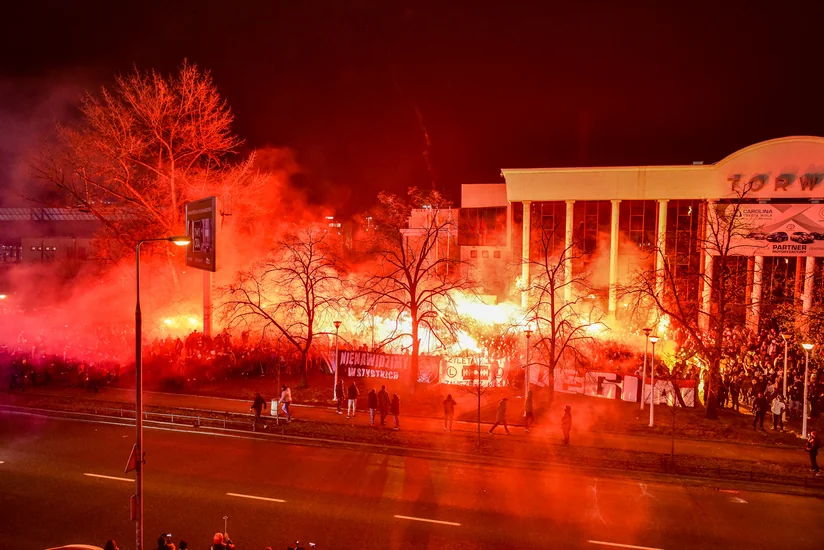 Фанаты польского клуба устроили массовые беспорядки из-за запрета посещать стадион