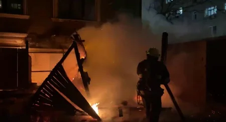 Bakıda hündürmərtəbəliyə bitişik konstruksiyada yanğın olub