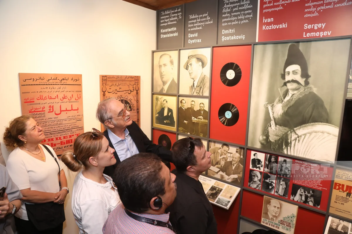 Xarici diplomatlar Bülbülün ev-muzeyində olublar - VİDEO