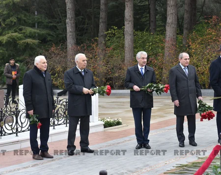 YAP rəhbərliyi ümummilli lider Heydər Əliyevin məzarını ziyarət edib