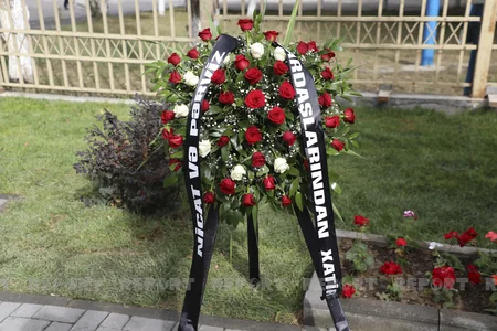 Ailəsi ilə danışdıqdan 40 dəqiqə sonra şəhid olan hərbçinin xatirə lövhəsi açılıb