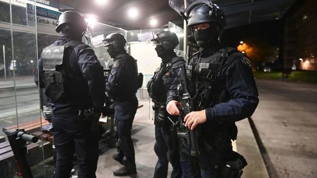 Fransa polisi Martinikdəki etirazları yatırmaq üçün xüsusi qüvvə göndərəcək