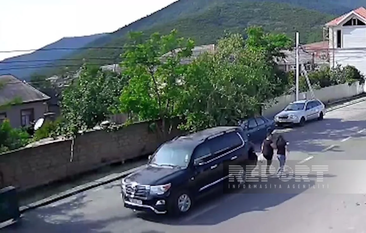 Oğuzda geriyə hərəkət edən avtomobil piyadanı vurub - VİDEO -YENİLƏNİB