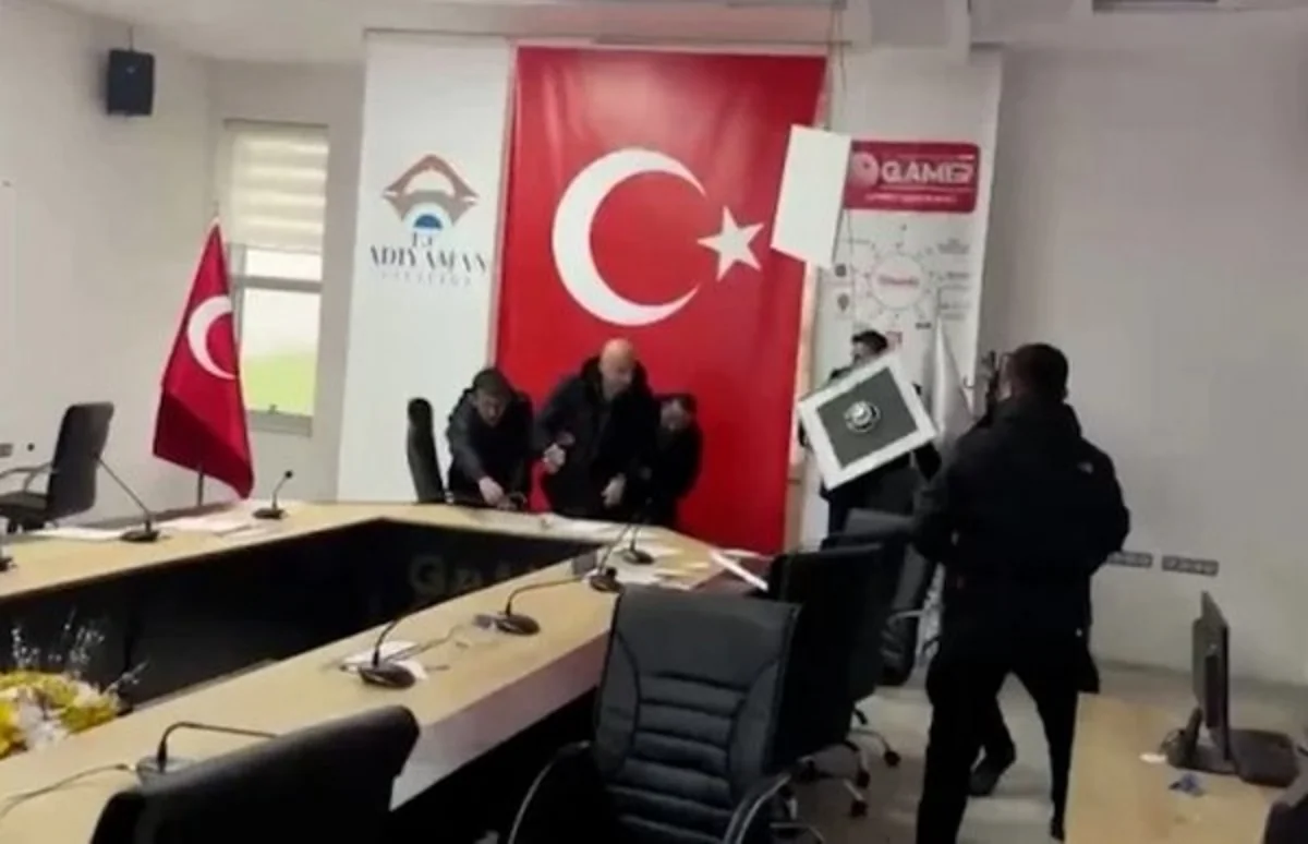Türkiyədə nazir toplantı keçirən zaman zəlzələ olub - VİDEO