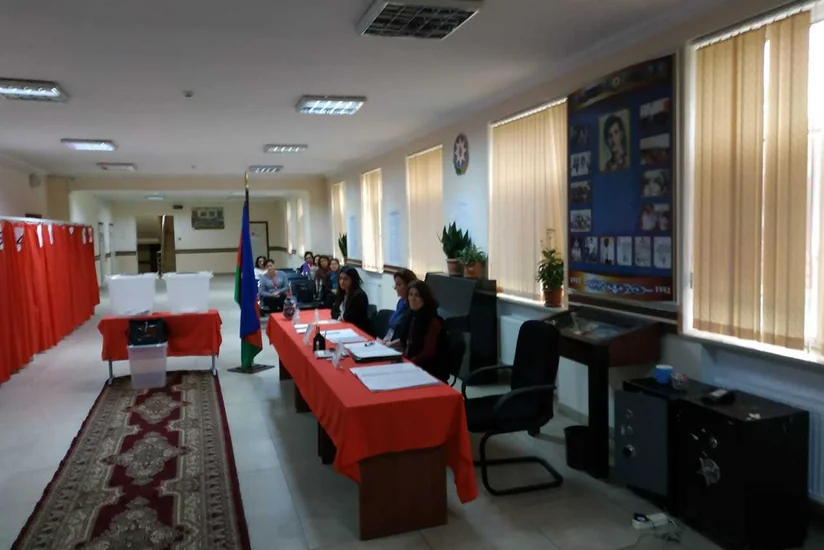 Bakının Nizami rayonunun seçki məntəqələrində bələdiyyə seçkiləri keçirilir  - FOTO