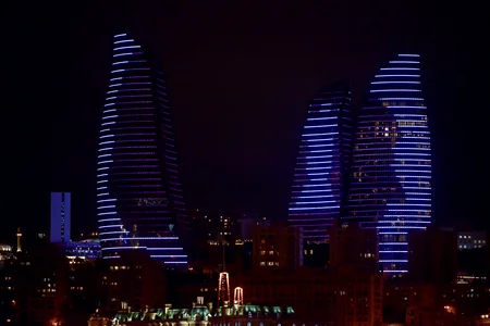 Логотип Мемориала Вугара Гашимова спроецирован на Flame Towers