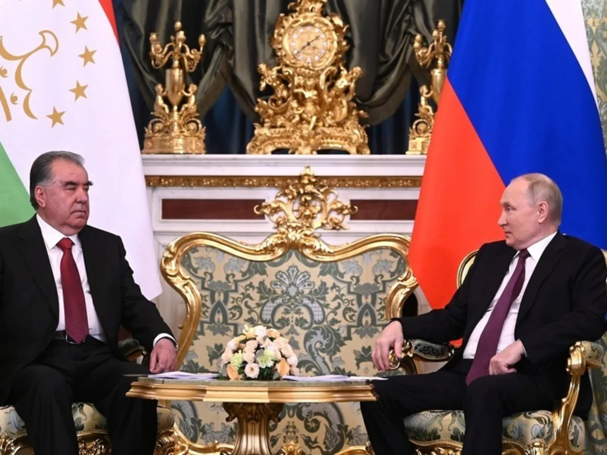 Президенты РФ и Таджикистана обсудили ситуацию с трудовыми мигрантами