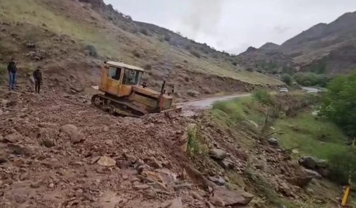 Güclü yağış Ordubadda fəsadlar törədib, qaya parçaları yola tökülüb