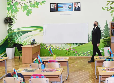 Prezident Bakıda yeni tikilən iki məktəbdə yaradılan şəraitlə tanış olub