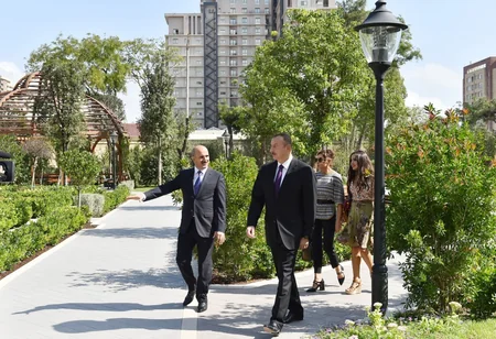 Prezident İlham Əliyev Bakının Nəsimi rayonunda yeni “Qızılgül bağı” parkında yaradılan şəraitlə tanış olub