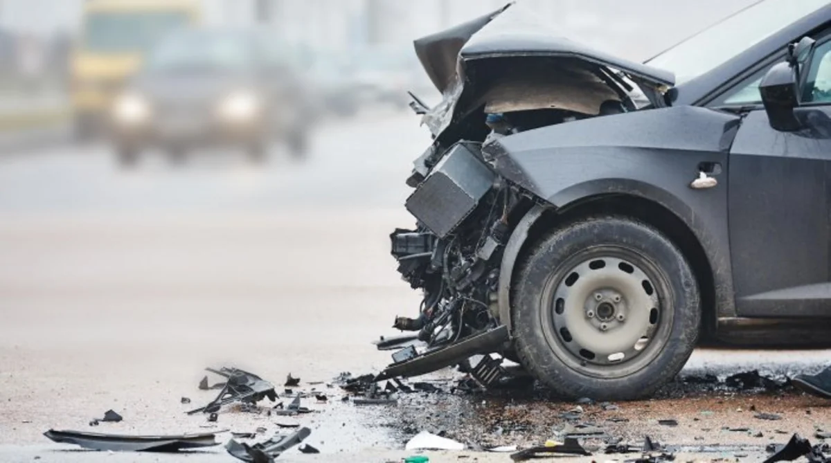Biləsuvarda yol qəzası baş verib, sürücü avtomobilin ön şüşəsindən çölə düşüb