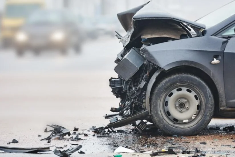 Biləsuvarda yol qəzası baş verib, sürücü avtomobilin ön şüşəsindən çölə düşüb