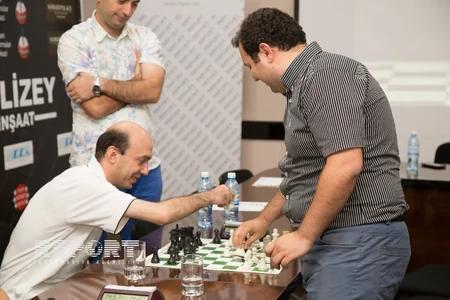 Azərbaycanlı beynəlxalq qrossmeyster Rauf Məmmədov jurnalistlər üçün seans verib - FOTO