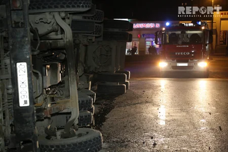 Bakıda yük avtomobili minik maşınının üzərinə aşıb, xəsarət alan var - FOTO - VİDEO - YENİLƏNİB