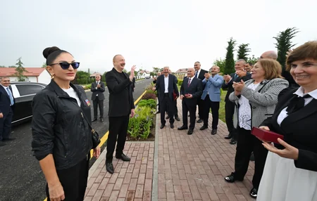 İlham Əliyev və Mehriban Əliyeva Xocalı şəhərinə köçən sakinlərlə görüşüblər - YENİLƏNİB