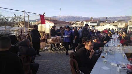 Azərbaycanın könüllü həkimləri ilə iş adamı Kahramanmaraşın daha bir bölgəsində yeməklər paylayıb - YENİLƏNİB