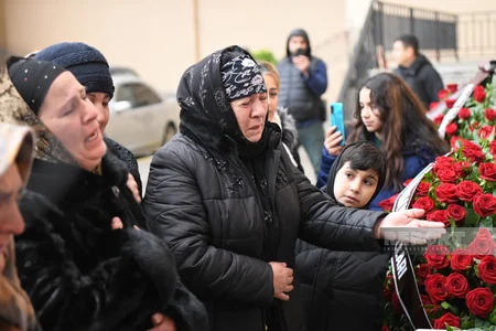 Təyyarə qəzasında həlak olan stüardessa Hökumə Əliyevanın yaşadığı evdə xatirəsi anılır