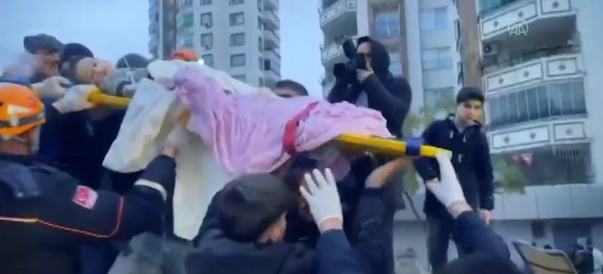 В турецком Диярбакыре из-под завалов спасли 7-летнего ребенка