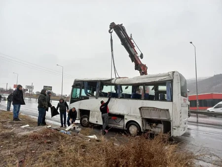 Türkiyədə avtobus qəzaya uğrayıb, 25 nəfər yaralanıb