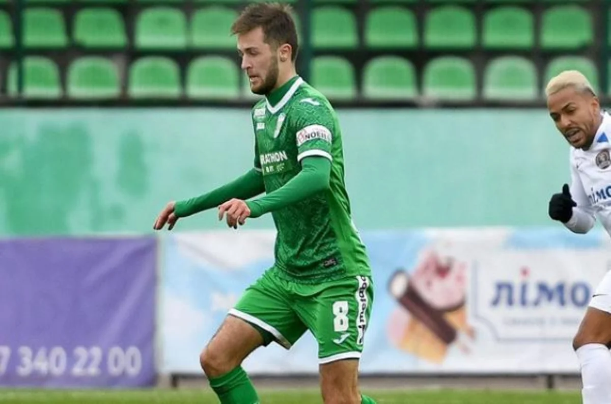 Leninin portreti ilə şəkil çəkdirən futbolçuya xəbərdarlıq olundu