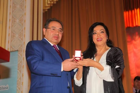Abel Məhərrəmov Türkan Şoraya BDU-nun qızıl medalını təqdim edib