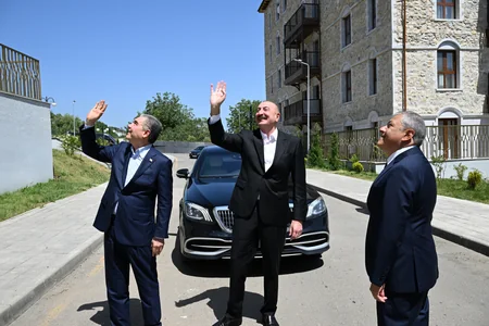 İlham Əliyev və Qurbanqulu Berdiməhəmmədov Şuşada inşa edilən birinci yaşayış kompleksində olublar