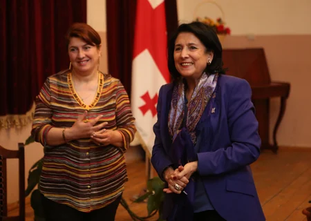 Gürcüstan Prezidenti Bolnisi rayonunda yerli sakinlərlə görüşüb