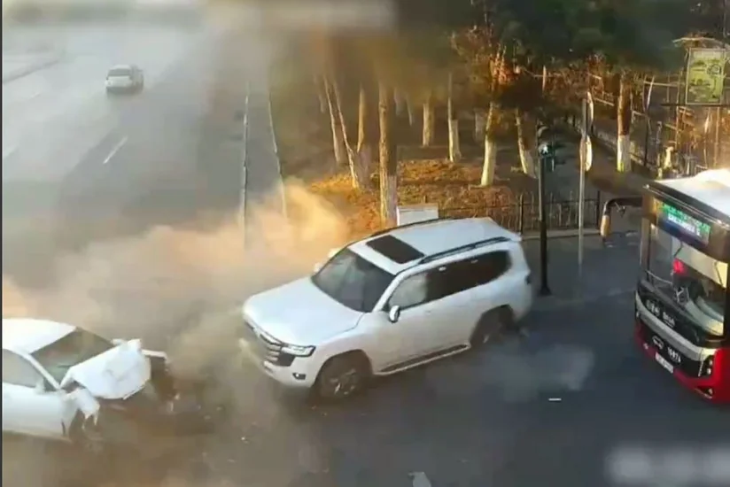 Bakıda avtoqəza nəticəsində işıqfor dirəyi və idarəetmə qutusu sıradan çıxıb