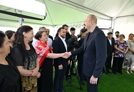 Prezident İlham Əliyev Laçının Bəylik kəndinə köçən sakinlərlə görüşüb, onlara evlərin açarlarını təqdim edib - YENİLƏNİB