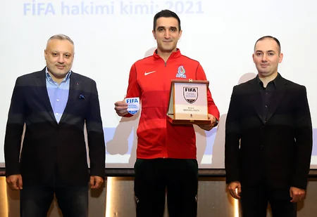 FIFA referilərinə emblemlər təqdim olunub